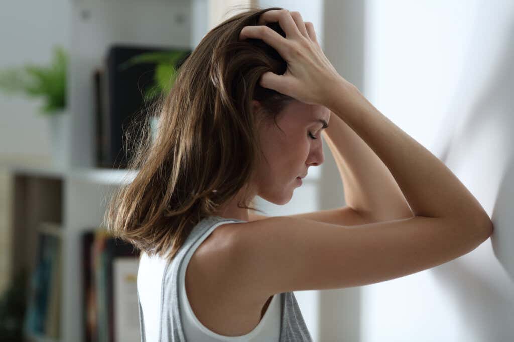 Kvinna som lider av huvudvärk vid bihåleinflammation
