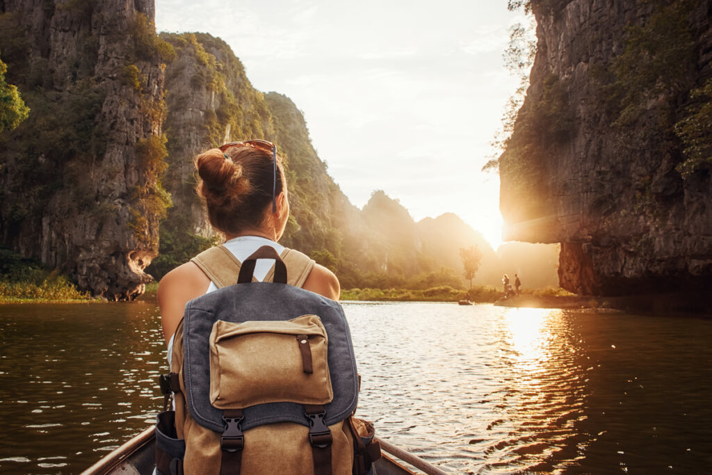 Mujer en una barca viendo un paisaje natural
