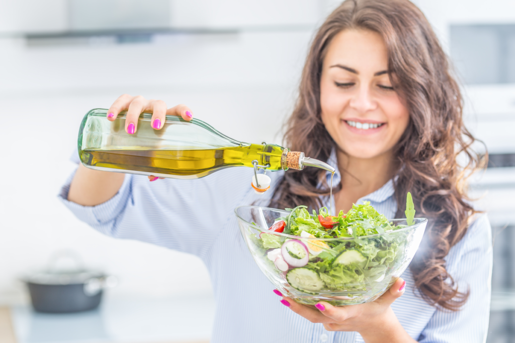 kvinne som spiser salat