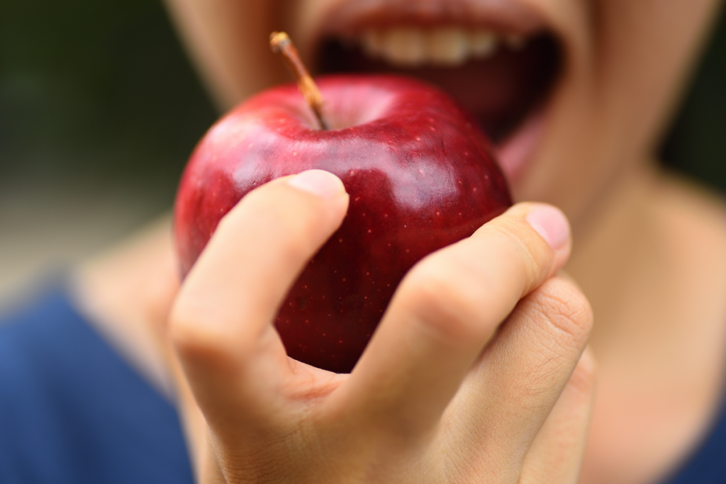Mujer comiendo manzana