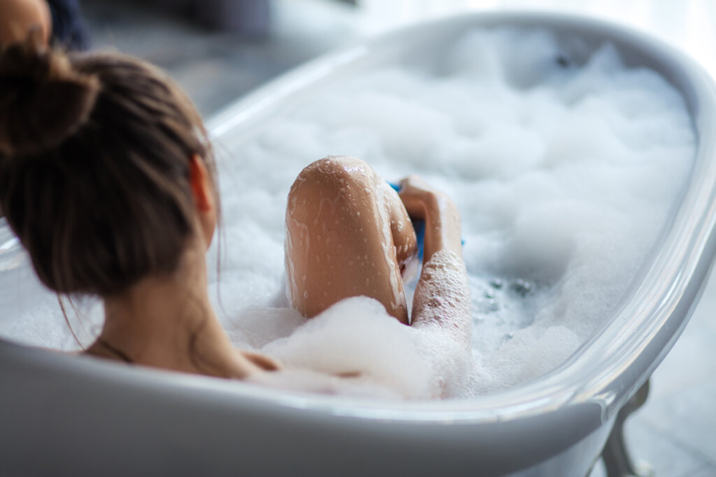 Mujer dándose un baño