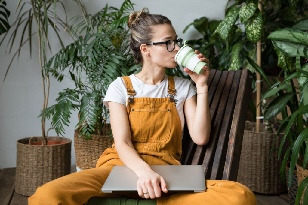 mujer en pensando en cómo ser más competente