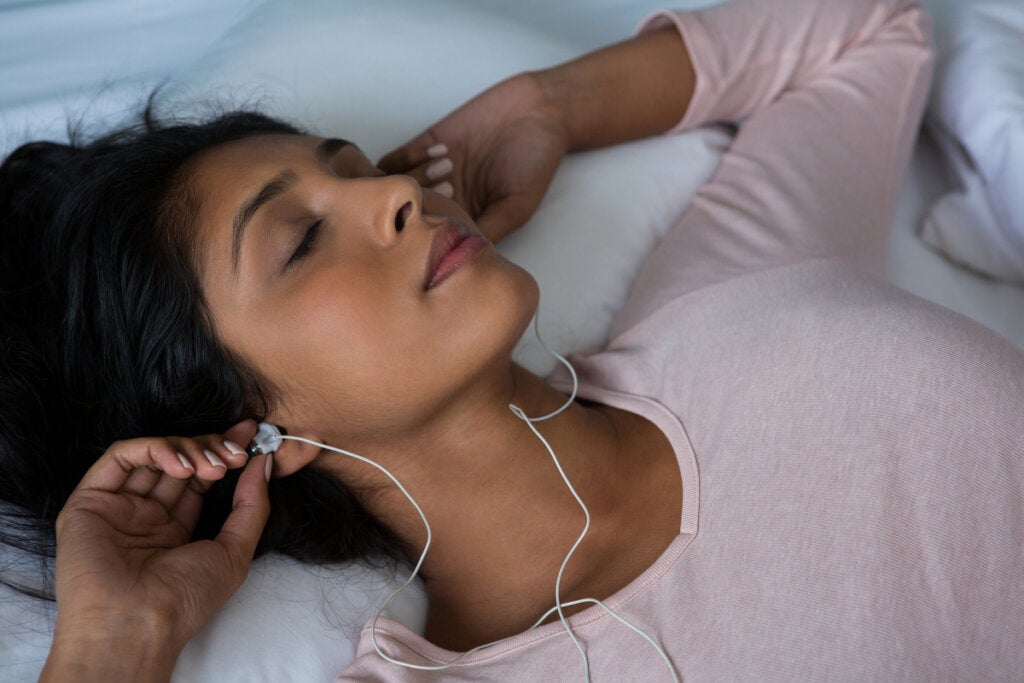 Mujer dormida escuchando música