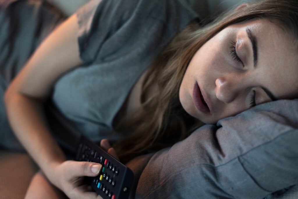 Mujer dormida viendo la tele