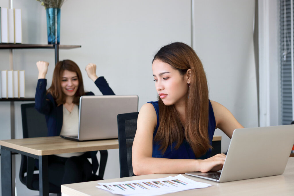 scène pour symboliser le comportement passif-agressif au travail