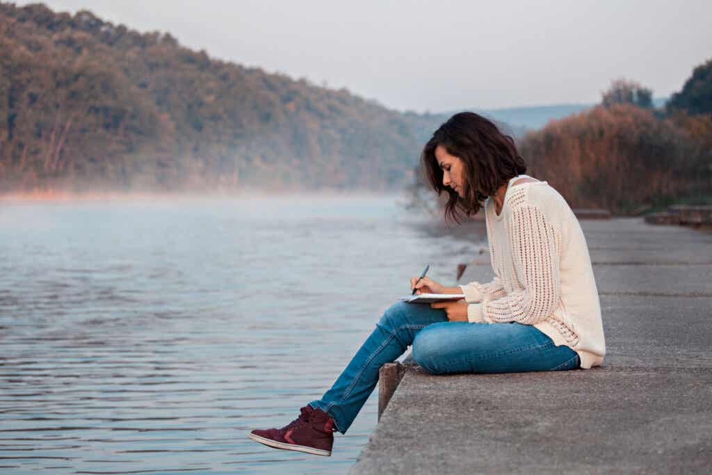 Mujer escribiendo en un lago