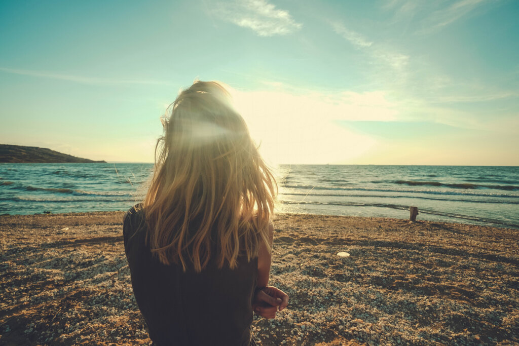 Femme de dos sur la plage