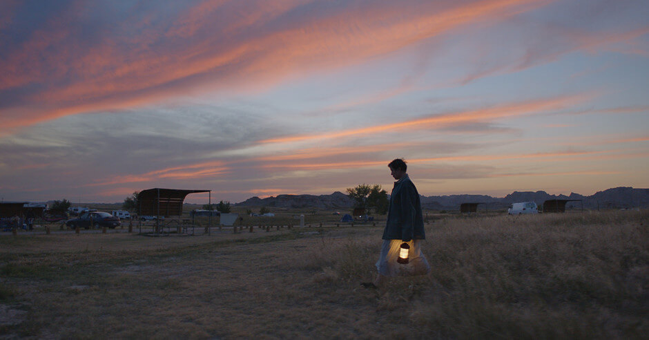 Mujer con un farol al aire libre