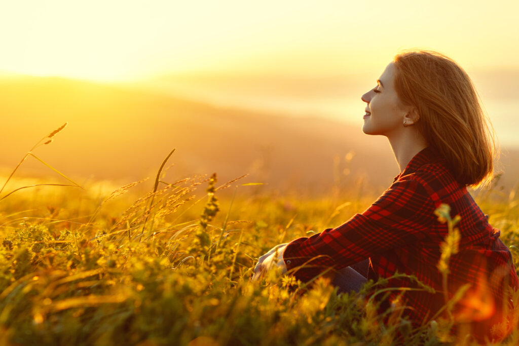 mujer pensando que hay que Hay que buscar la satisfacción