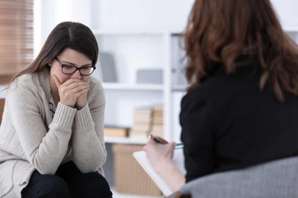 Frau mit Depression spricht mit Therapeutin über Verhaltensaktivierung