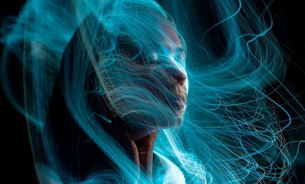 Kvinna med blå trådar symboliserar hur färger associeras med känslomässiga mönster