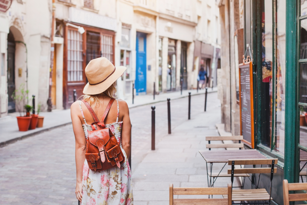 Mujer paseando por una ciudad