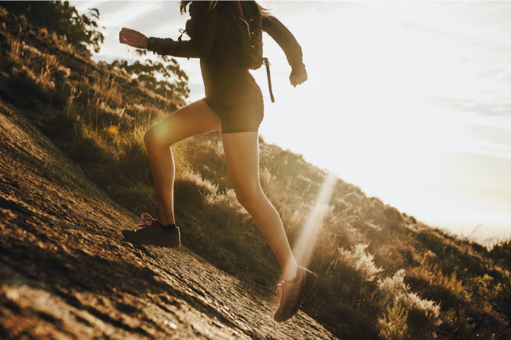 Mujer subiendo una rampa