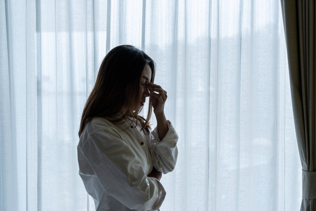 Femme inquiète touchant son visage