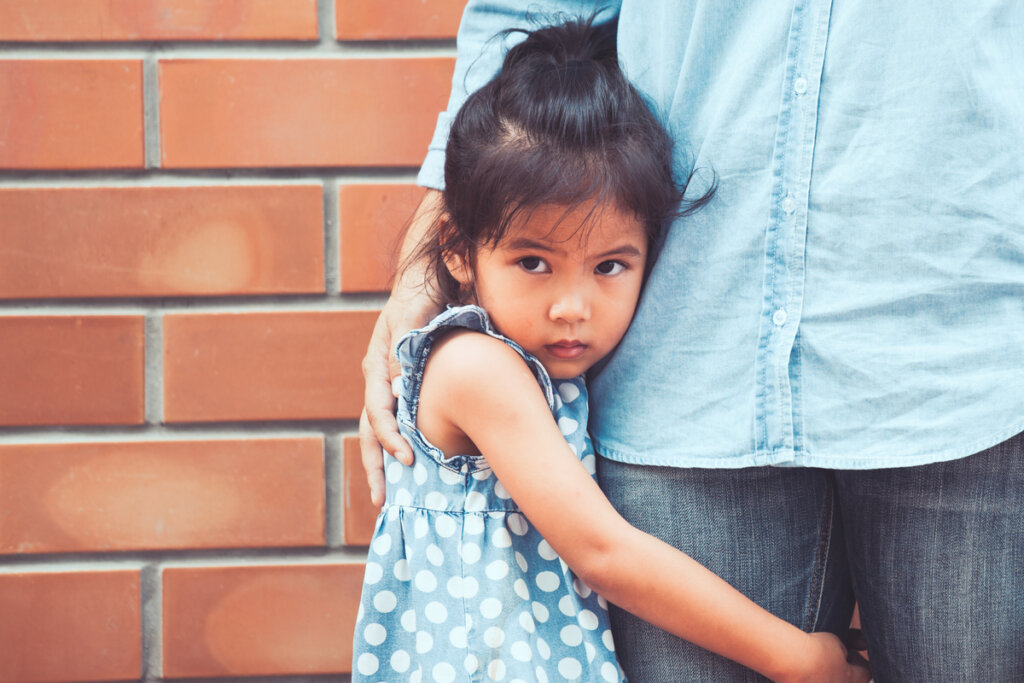 Mi hijo tiene miedo a otros niños: ¿qué hago?