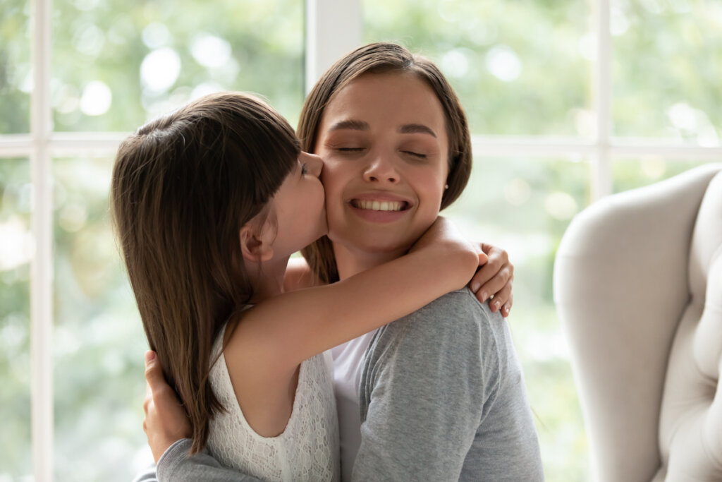 Niña besando a su madre