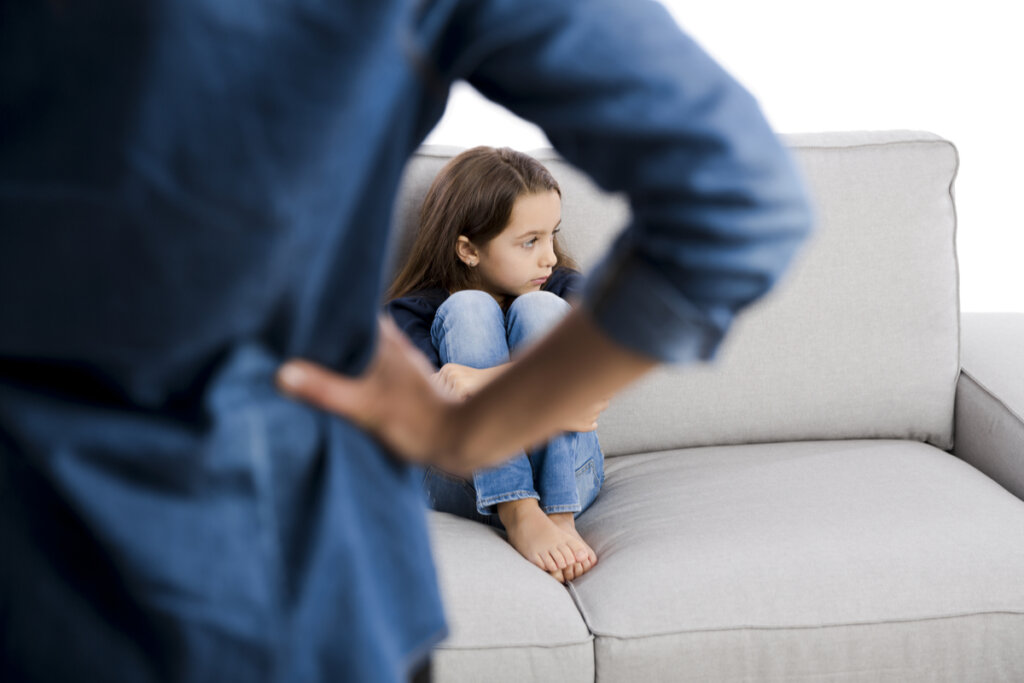 Niña con mutismo selectivo