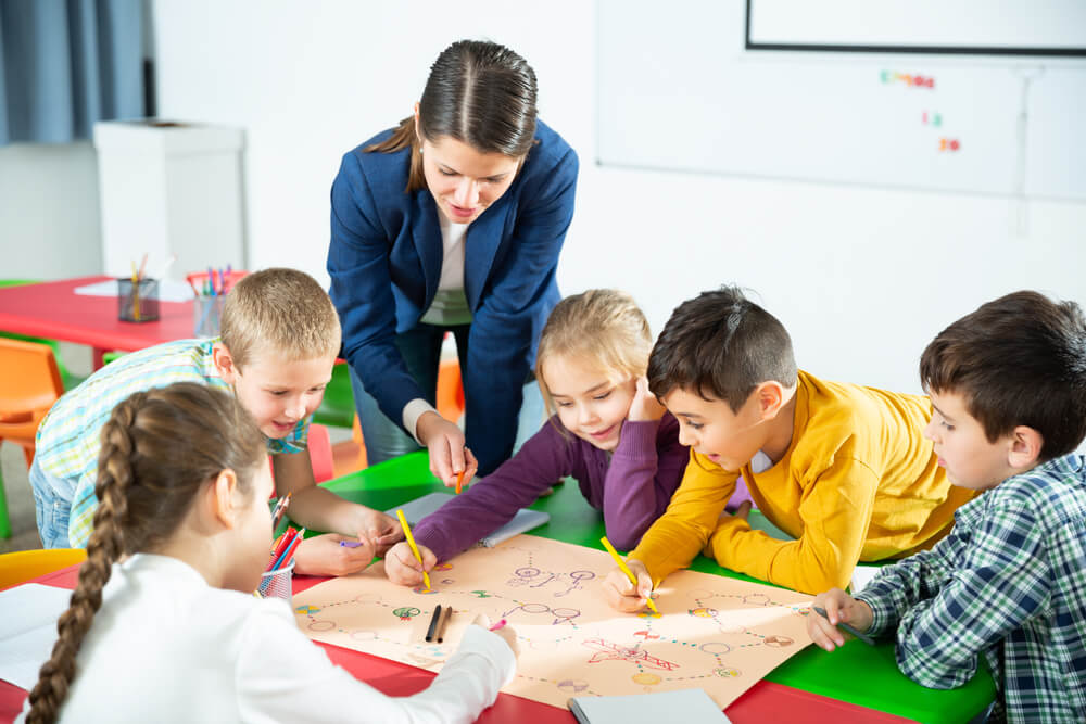 Niños en clase haciendo una actividad grupal