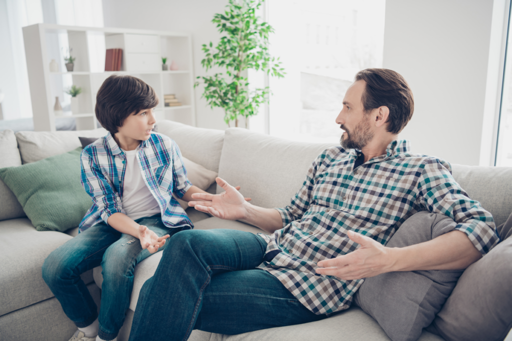 Pappa pratar med sin son
