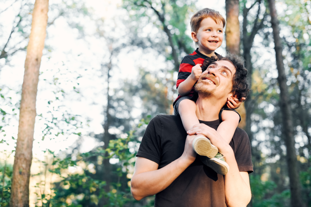 Père avec son fils sur ses épaules symbolisant l'importance de prendre soin de votre ton de voix