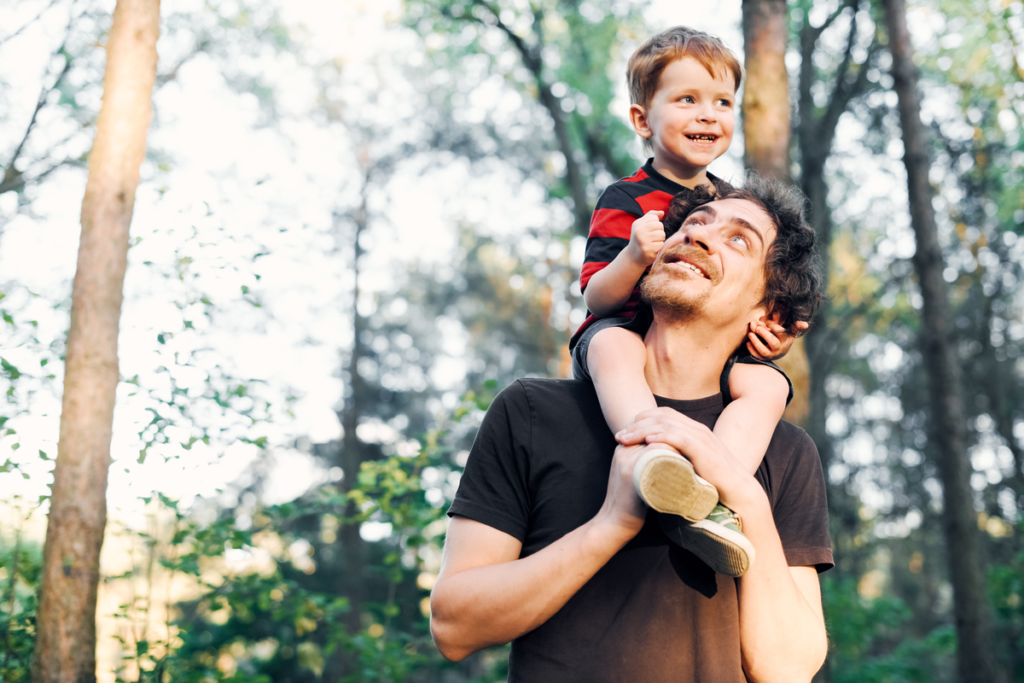 Far med sønnen på skuldrene symboliserer viktigheten av stemmen din for barna dine