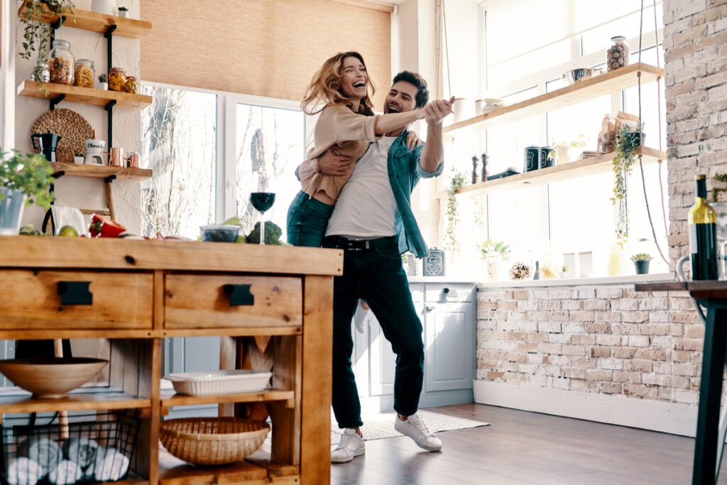 Casal dançando em casa