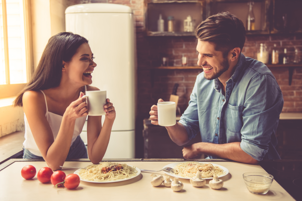 pareja comiendo y representando cómo dar el primer paso con alguien que te gusta