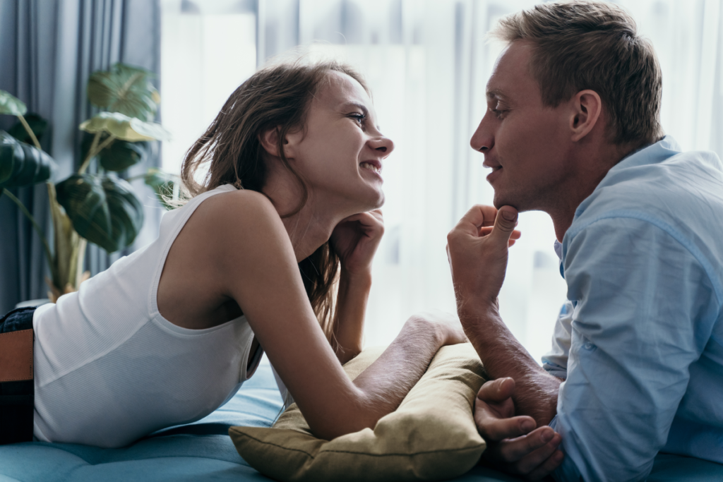 Couple qui parle amoureux