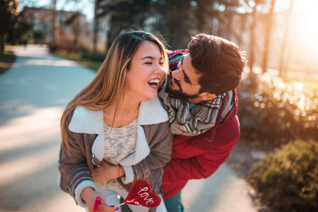 Pareja joven de enamorados