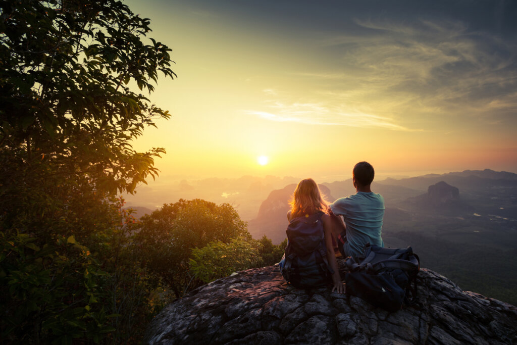 Casal assistindo o nascer do sol