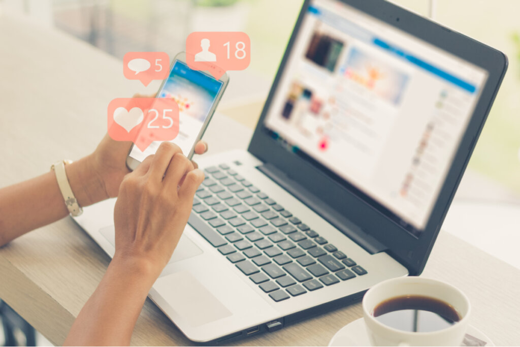 Personne utilisant Facebook symbolisant la façon dont les médias sociaux vous font vous détester
