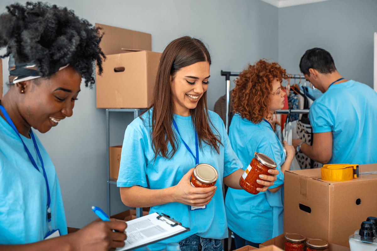 Personas haciendo un voluntariado