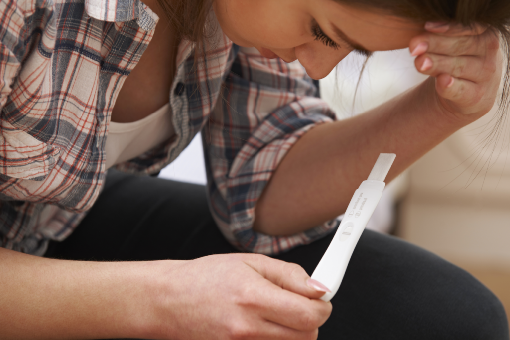 Tenåring med graviditetstest