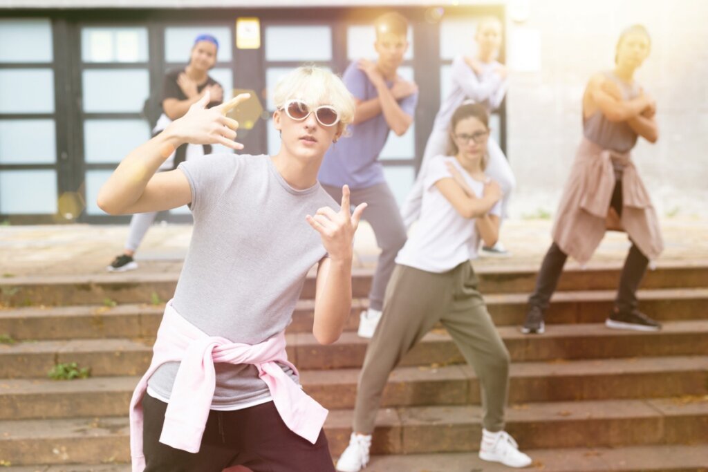 Adolescente modernos realizan danza callejera en grupo