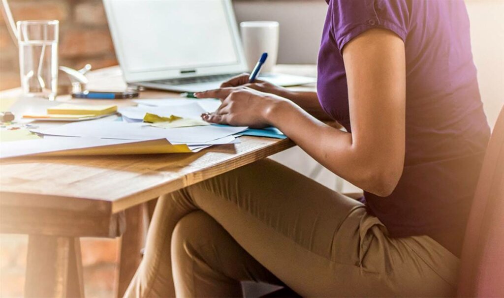 başkalarında misokinezi olan kadını tahrik eden bacakla hareketler yapan kadın