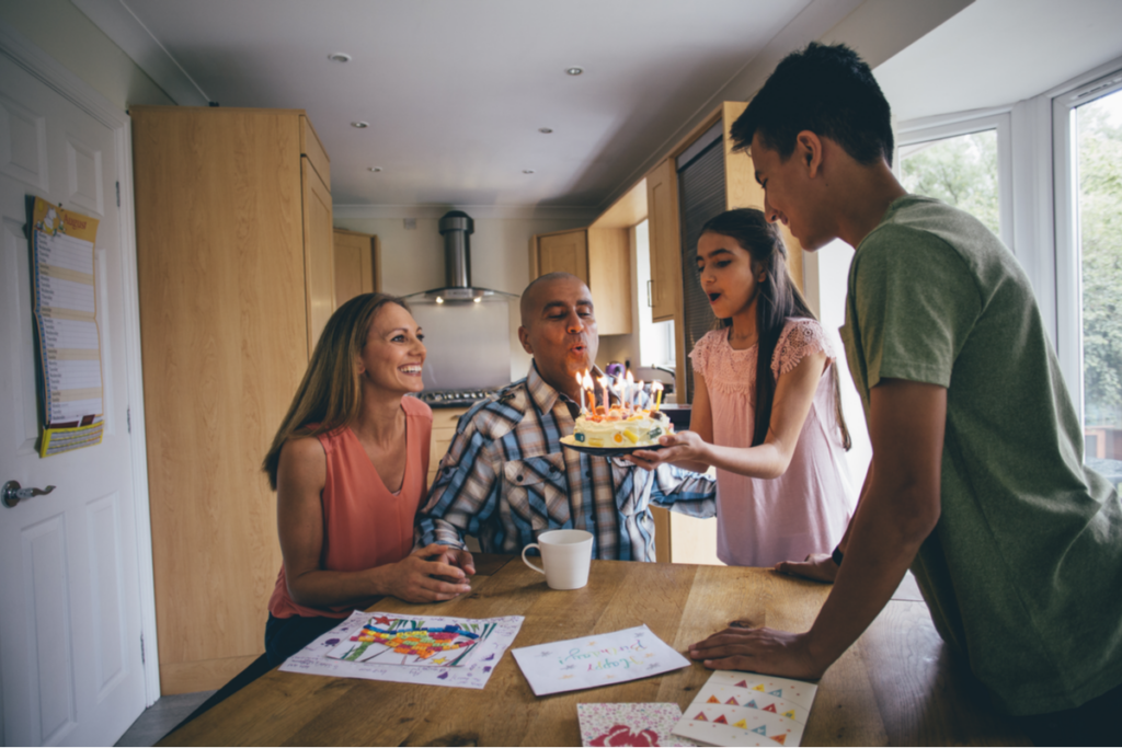 Famiglia che festeggia il compleanno del padre