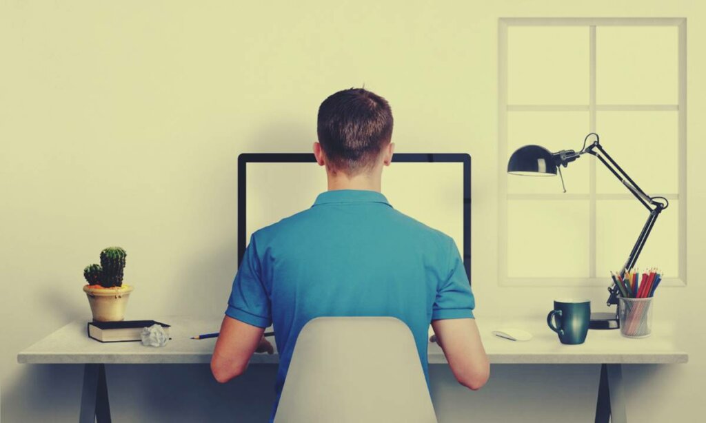 Man zit rechtop achter zijn bureau