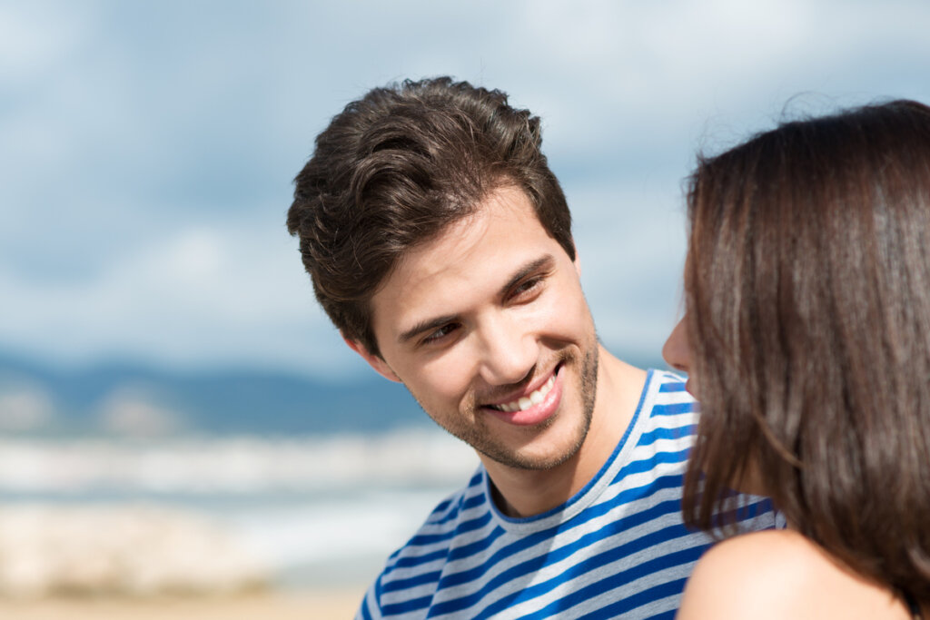 Hombre mirando a una mujer sonriendo