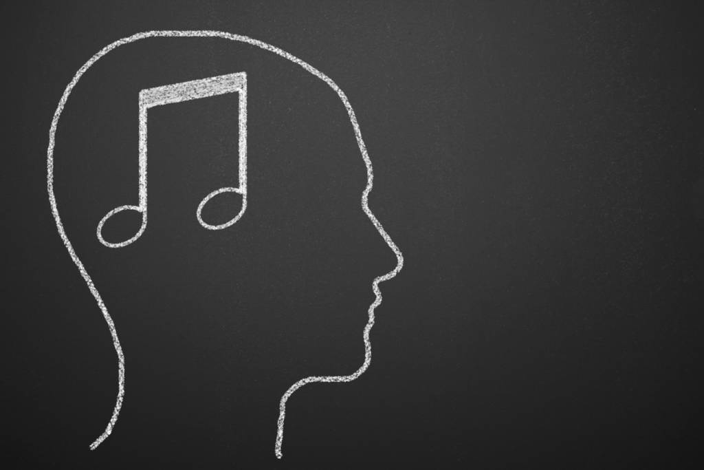Hombre con nota musical en el cerebro simbolizando el himno a la alegría