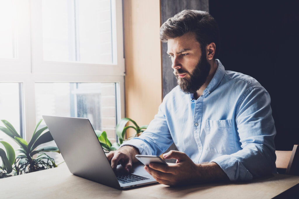 Hombre buscando información sobre ergonomía cognitiva en el trabajo