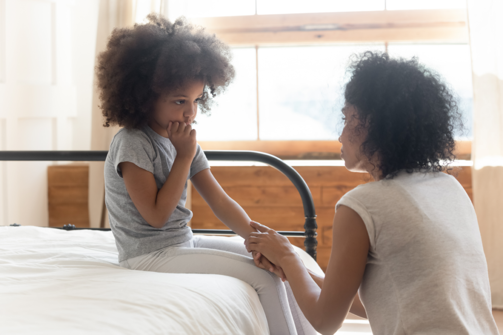 Madre hablando con su hija simbolizando cómo los padres que mienten a sus hijos