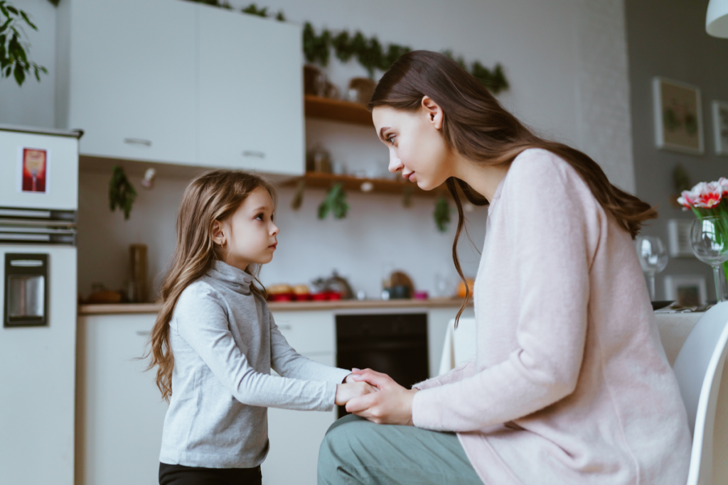 Mère parlant à sa fille dans la cuisine