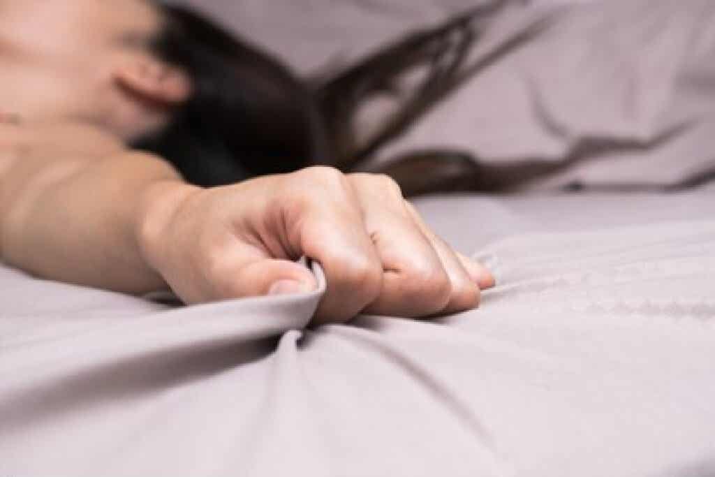 Mujer agarrando la sábana