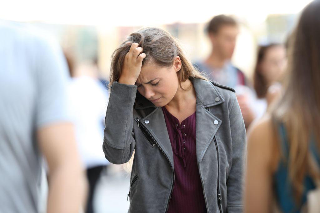 Femme anxieuse dans la rue