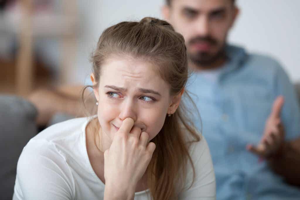 jente som gråter når hun blir mishandlet ved å isolere partneren