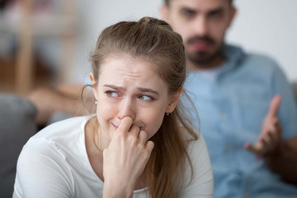 weinende Frau, ihr Partner möchte sie isolieren