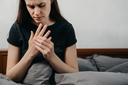 ¿Por qué se duermen las manos al dormir?
