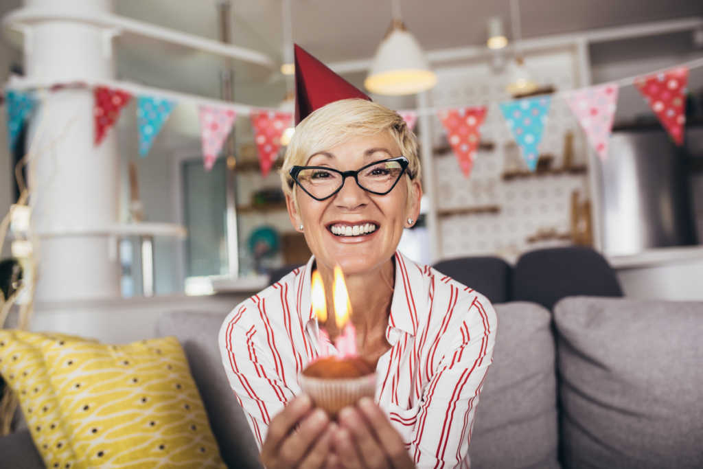 Mujer mayor celebrando cumpleaños