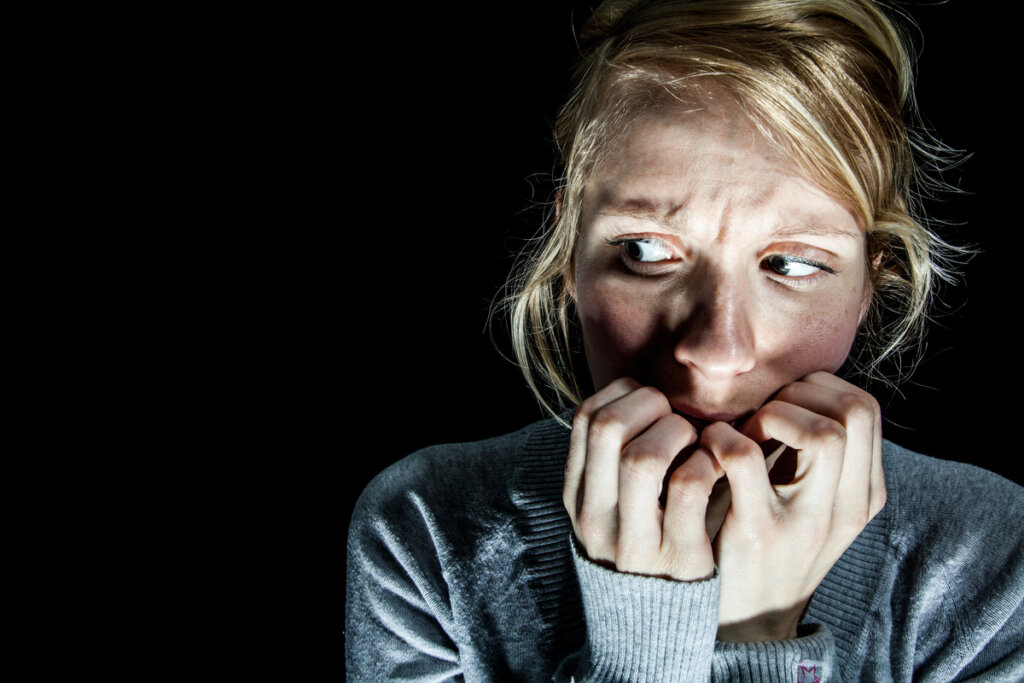 Femme qui a peur du noir