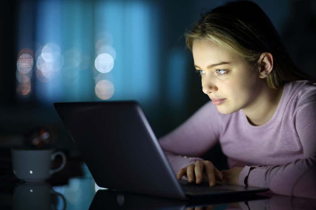 Kvinna som tittar på onlinekonst